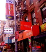 NEW YORK CITY’s CHINATOWN el mas grande Chinatown en los Estados Unidos y la mas alta concentracion de chinos en el hemisferio oeste. Chinatown ubicado en la zona este de Manhattan. Con sus dos millas cuadradas desde Kenmore y Delancey streets en el norte, Este Worth streets en el sur, Allen street en el east, y Broadway en el oeste. Con una poblacion estimada entre los 70,000 y 150,000, Chinatown es la destinacion preferida de los immigrantes Chinos en Nueva York Estados Unidos