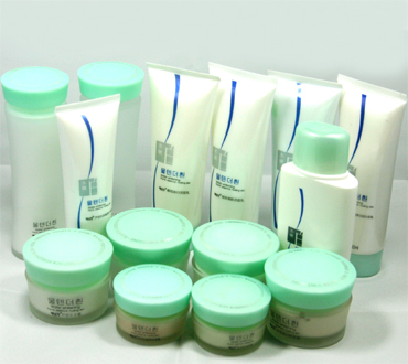 Fabrica de cosmeticos y cremas antiarrugas para mujeres, fabricante de China ofrece cosmeticos y productos de belleza con tu marca con la certificacion de calidad y precios directamente desde la fabrica en China, cremas antiarrugas, cremas para la piel de la cara, cremas para el cuerpo, cosmeticos blanqueadores y cremas para las manos como produccion para Mayoristas y Distribuidores en Estados Unidos y Latino America