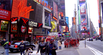 TIMES SQUARE Originalmente llamado "Longacre Square" en 1904 se le llamo Times Square despues de muchos debatitos gracias a una oferta del dueño del New York Times Alfred Ochs cuando el edificio del New York Times fue construido en la calle 42nd donde Broadway y la 7th Avenida se encuentran... Times square cuenta con Broadway y sus famosos espectaculos musicales y de teatro