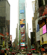 TIMES SQUARE Originalmente llamado "Longacre Square" en 1904 se le llamo Times Square despues de muchos debatitos gracias a una oferta del dueño del New York Times Alfred Ochs cuando el edificio del New York Times fue construido en la calle 42nd donde Broadway y la 7th Avenida se encuentran... Times square cuenta con Broadway y sus famosos espectaculos musicales y de teatro
