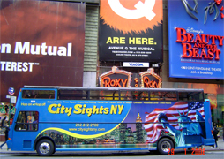 TIMES SQUARE Originalmente llamado "Longacre Square" en 1904 se le llamo Times Square despues de muchos debatitos gracias a una oferta del dueño del New York Times Alfred Ochs cuando el edificio del New York Times fue construido en la calle 42nd donde Broadway y la 7th Avenida se encuentran... Times square cuenta con Broadway y sus famosos espectaculos musicales y de teatro