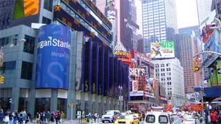 TIMES SQUARE Originalmente llamado "Longacre Square" en 1904 se le llamo Times Square despues de muchos debatitos gracias a una oferta del dueño del New York Times Alfred Ochs cuando el edificio del New York Times fue construido en la calle 42nd donde Broadway y la 7th Avenida se encuentran... Times square cuenta con Broadway y sus famosos espectaculos musicales y de teatro